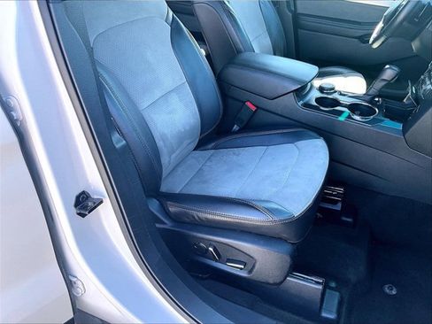 Used 2017 Ford Explorer XLT w/ Equipment Group 202A AWD/4WD image 9