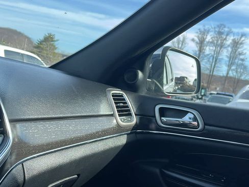 Used 2018 Jeep Grand Cherokee Limited image 17