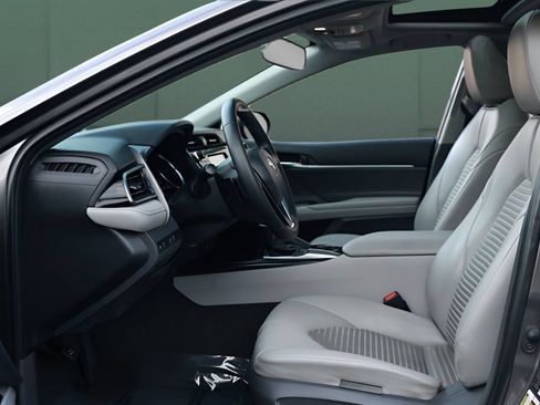Used 2020 Toyota Camry SE w/ Convenience Package FWD image 17