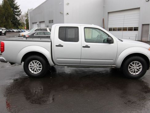 Used 2014 Nissan Frontier SV image 2