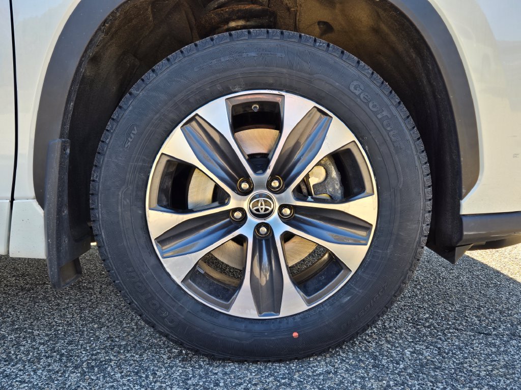Used 2021 Toyota Highlander XLE AWD/4WD image 10