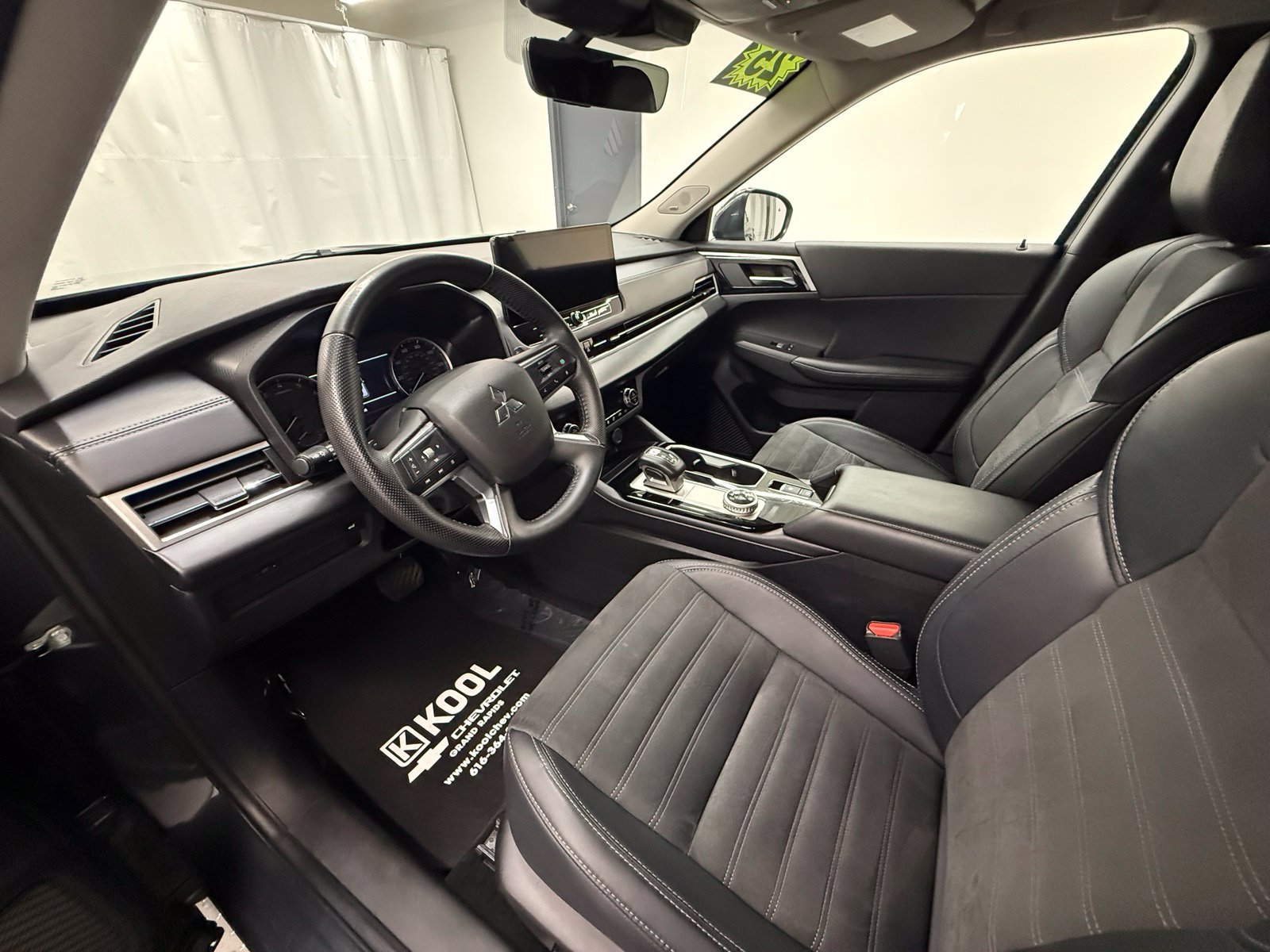 Used 2025 Mitsubishi Outlander SE AWD/4WD image 11