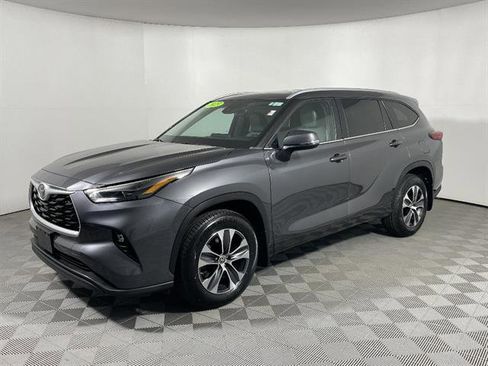 Used 2023 Toyota Highlander XLE AWD/4WD image 3