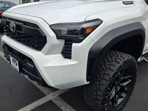 Used 2024 Toyota Tacoma TRD Off-Road image 10
