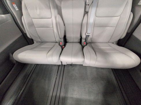 Used 2018 Toyota Sienna XLE w/ XLE Navigation Package FWD image 25