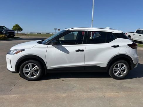Used 2025 Nissan Kicks Play S image 4