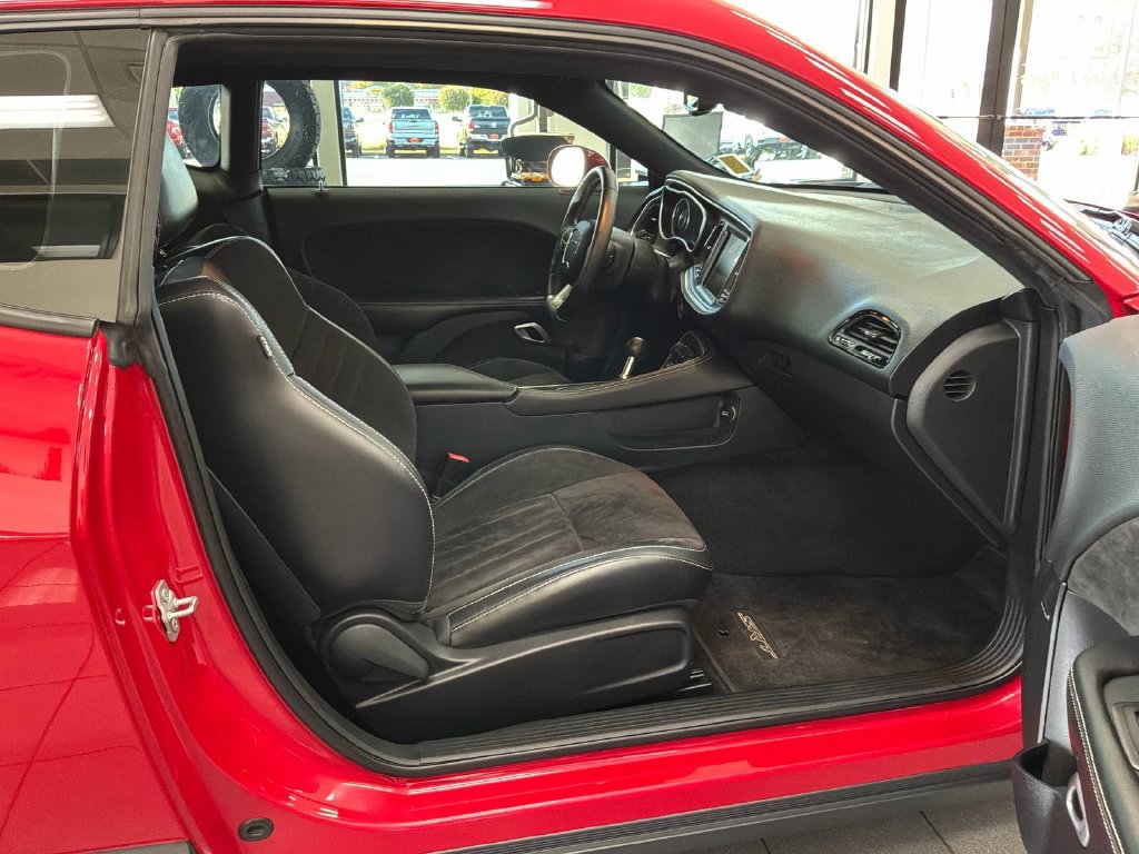 Used 2015 Dodge Challenger SRT RWD image 20