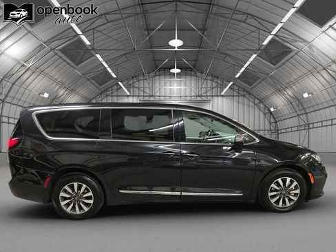 Used 2023 Chrysler Pacifica Limited FWD image 4