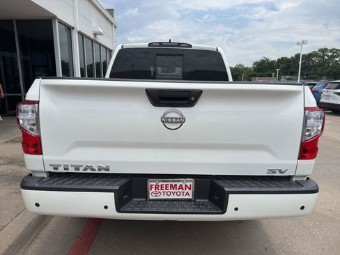 Used 2024 Nissan Titan SV w/ SV Convenience Package RWD image 9