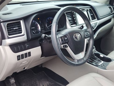 Used 2016 Toyota Highlander XLE image 2
