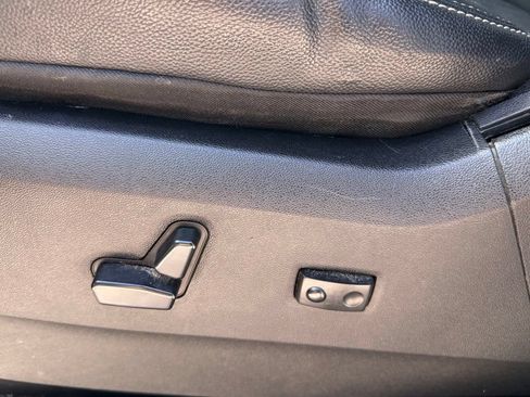 Used 2013 Chrysler Town & Country Touring FWD image 10