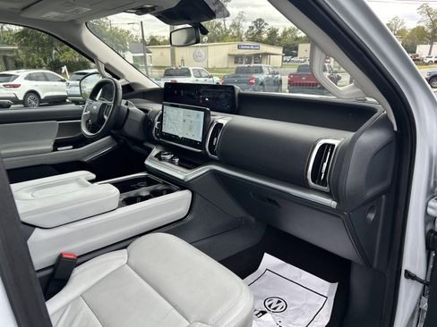 Used 2025 Ford Expedition Platinum image 24