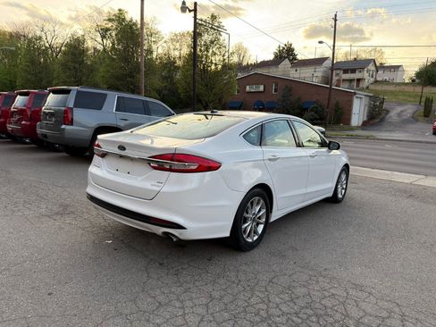 Used 2017 Ford Fusion SE image 5