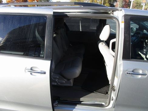 Used 2019 Toyota Sienna XLE FWD image 25