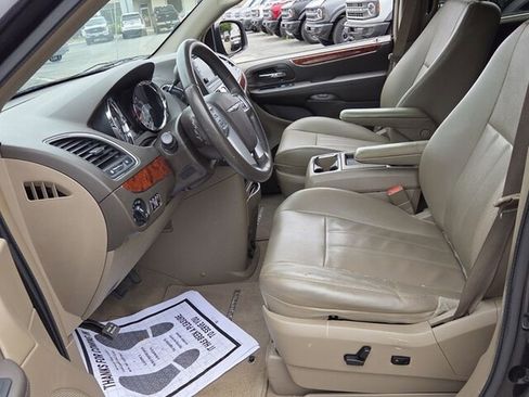 Used 2013 Chrysler Town & Country Touring FWD image 6