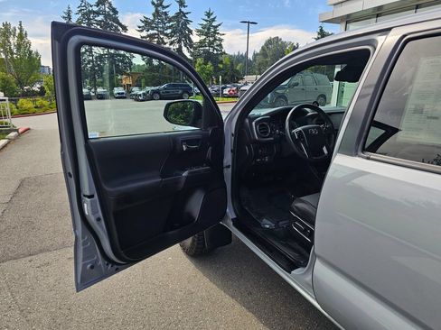 Used 2021 Toyota Tacoma TRD Off-Road AWD/4WD image 19