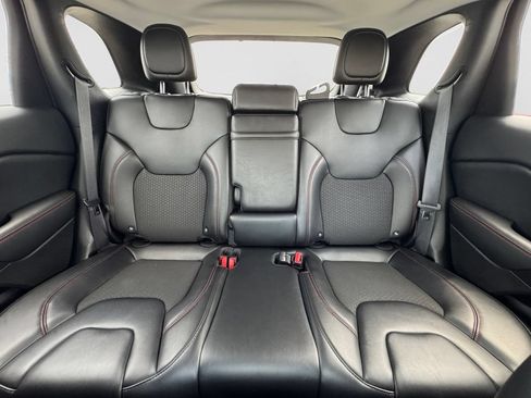 Used 2019 Jeep Cherokee Trailhawk w/ Comfort/Convenience Group AWD/4WD image 16