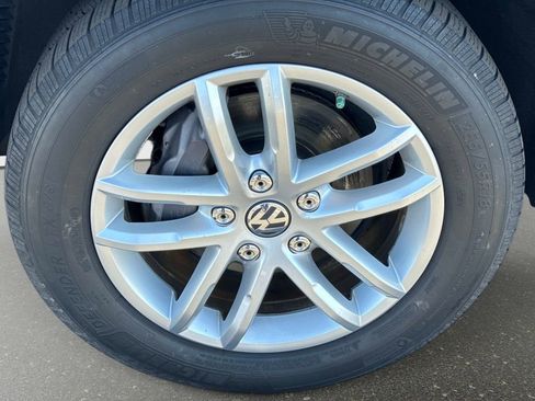 Used 2016 Volkswagen Touareg Sport image 10