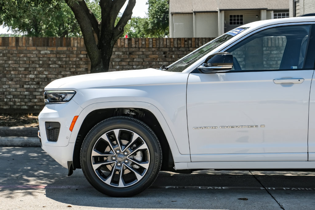 Used 2023 Jeep Grand Cherokee Overland AWD/4WD image 24