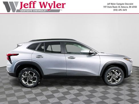 New 2026 Chevrolet Trax LT w/ LT Convenience Package FWD image 30