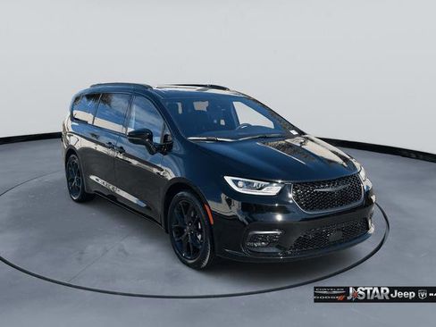 New 2026 Chrysler Pacifica Limited w/ Uconnect Theater Family Group image 3