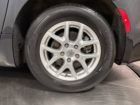 Used 2020 Chrysler Pacifica Touring-L image 15