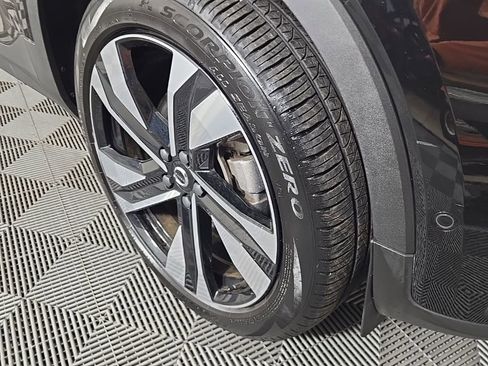 Used 2024 Volvo XC40 B5 Ultimate w/ Climate Package image 5