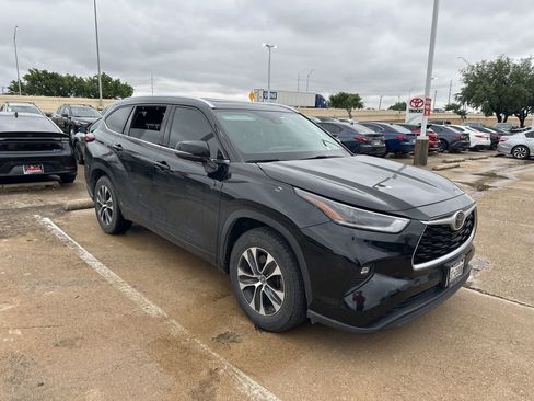 Used 2021 Toyota Highlander XLE image 2