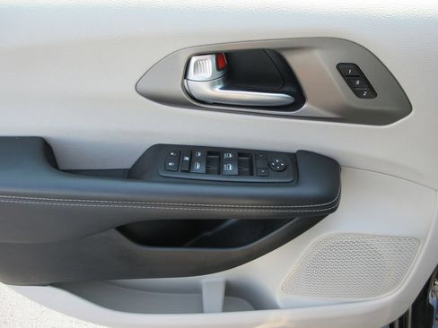 Used 2023 Chrysler Pacifica Touring-L FWD image 20
