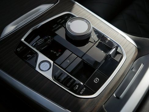 Used 2024 BMW X7 xDrive40i w/ Premium Package image 17