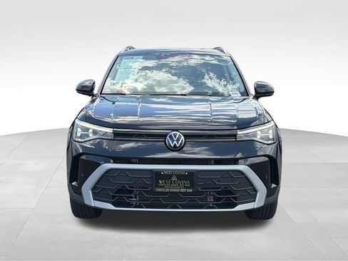 Used 2025 Volkswagen Taos SE AWD/4WD image 2