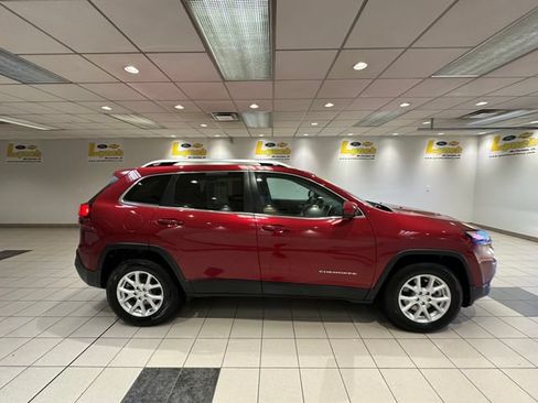Used 2017 Jeep Cherokee Latitude w/ Cold Weather Group AWD/4WD image 3