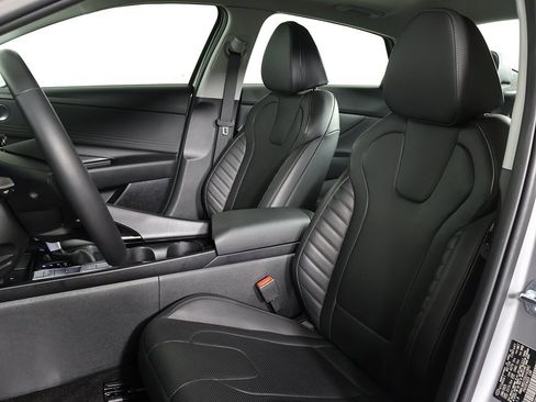 Certified 2025 Hyundai Elantra Limited image 30