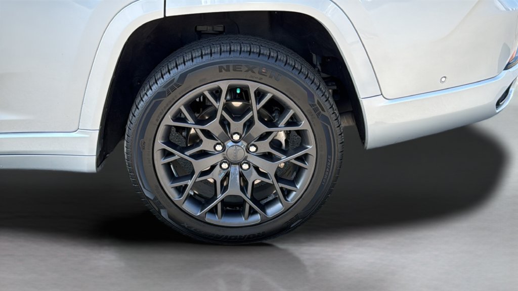 Used 2023 Jeep Grand Cherokee L Summit w/ Advanced Protech Group IV AWD/4WD image 24