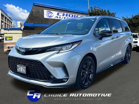 Used 2025 Toyota Sienna XSE FWD image 1