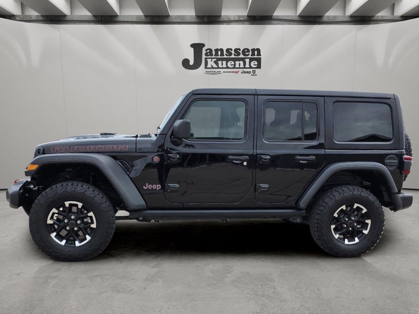 Used 2025 Jeep Wrangler Unlimited Rubicon w/ Convenience Group AWD/4WD image 1