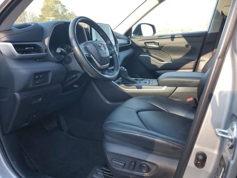 Certified 2023 Toyota Highlander XLE image 21