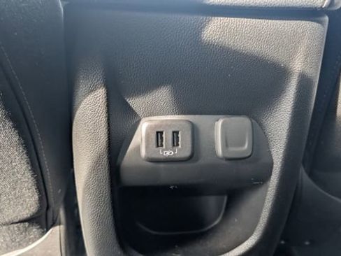Used 2022 Chevrolet Colorado LT AWD/4WD image 12