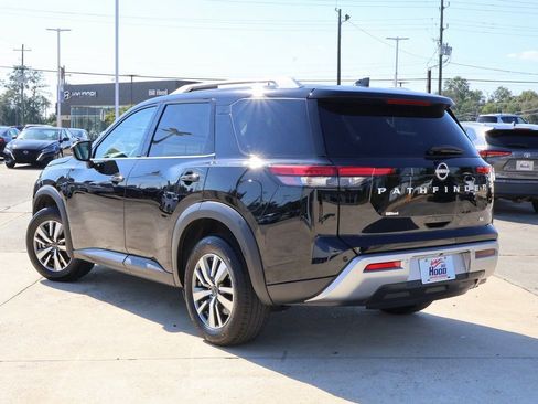 Used 2025 Nissan Pathfinder SL image 2