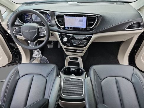 Used 2024 Chrysler Pacifica Limited FWD image 11