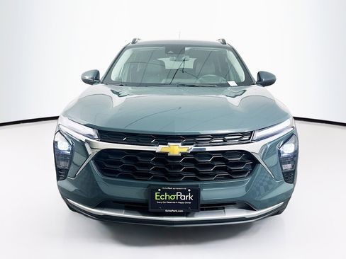 Used 2025 Chevrolet Trax LT w/ LT Convenience Package image 2