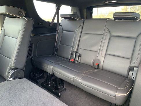 Used 2024 Chevrolet Suburban Premier image 25