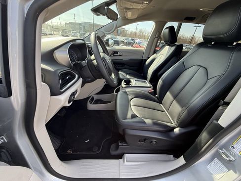 Used 2024 Chrysler Pacifica Touring-L image 22