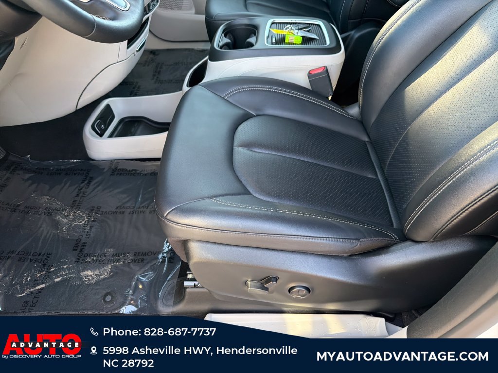 Used 2024 Chrysler Pacifica Touring-L FWD image 12