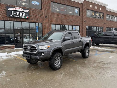 Used 2019 Toyota Tacoma SR5 image 2
