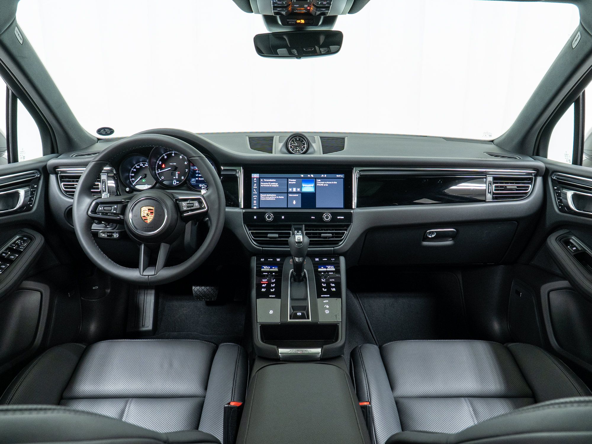 Certified 2025 Porsche Macan AWD/4WD image 19