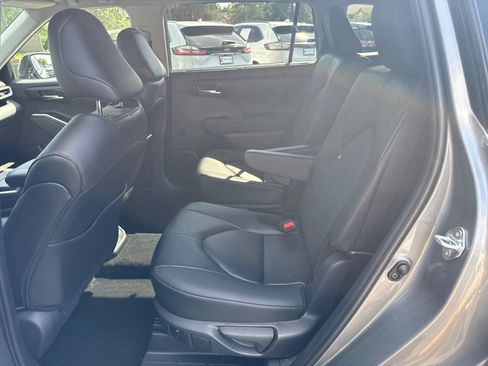 Used 2026 Toyota Highlander XLE AWD/4WD image 12