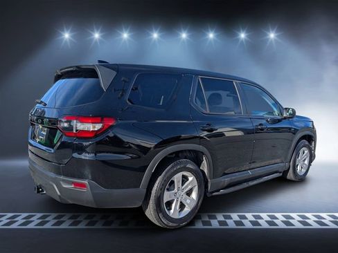 Used 2023 Honda Pilot LX image 3