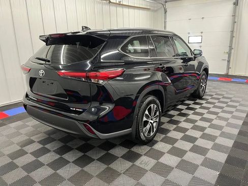 Used 2021 Toyota Highlander XLE AWD/4WD image 2