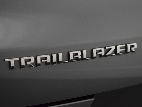 Used 2025 Chevrolet TrailBlazer LT FWD image 9